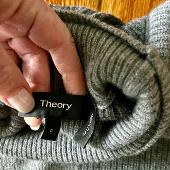 THEORY - Women’s 100 percent cashmere two-tone gray turtleneck sweater - petite - Picture 4 of 9